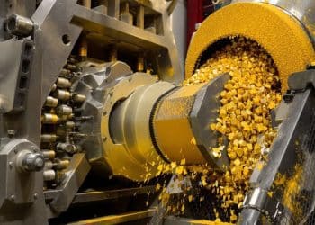Concasseur et broyeur en action dans une usine de traitement de minerai.