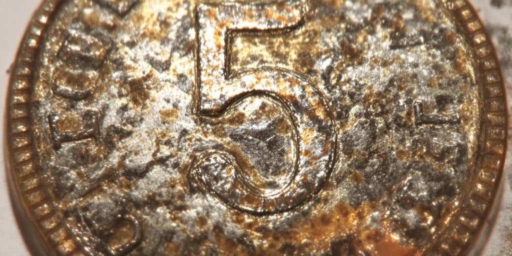 Une pièce de cinq dollars américains ancienne et brillante.