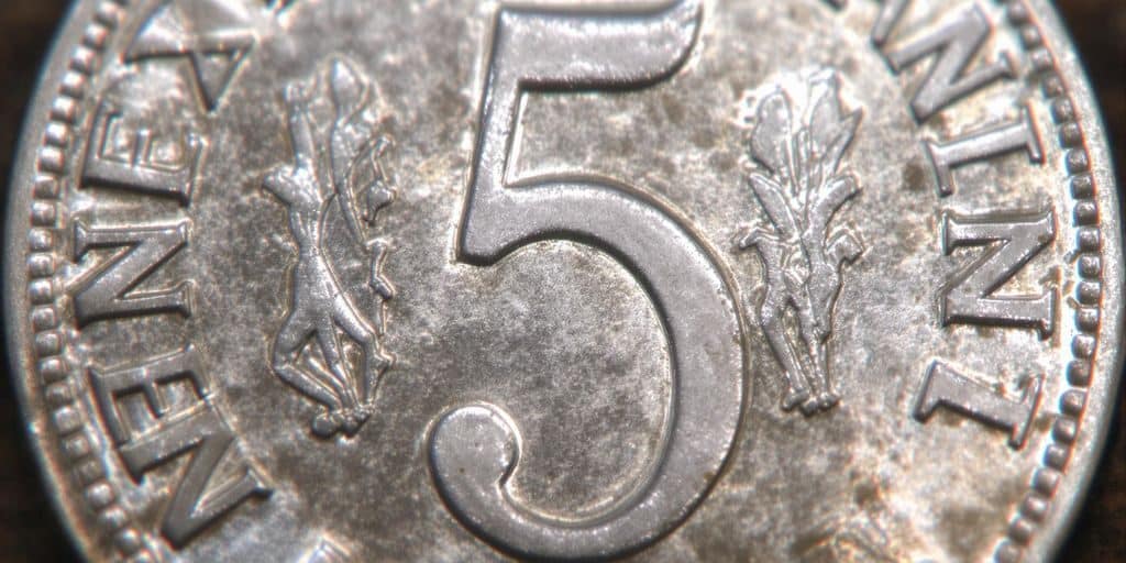 Une pièce de 5 francs Semeuse en argent.