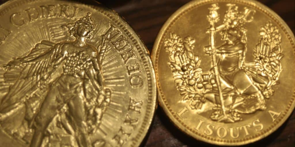 Pièces d'or Louis d'or 20 francs et 10 francs côte à côte.