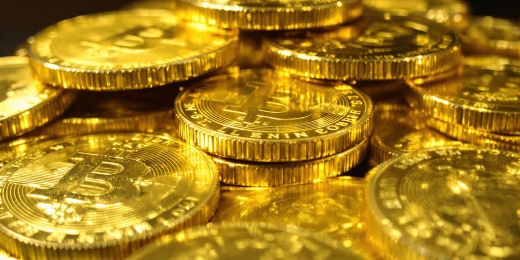Pièces d'or brillantes dans une pile.