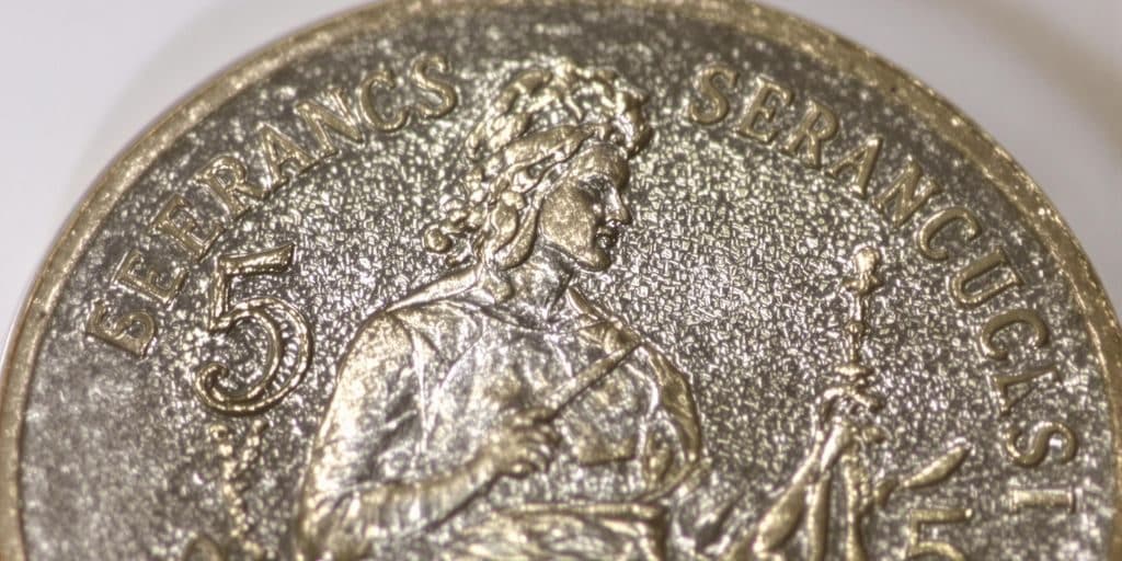 Gros plan sur une pièce de 5 francs Semeuse propre.