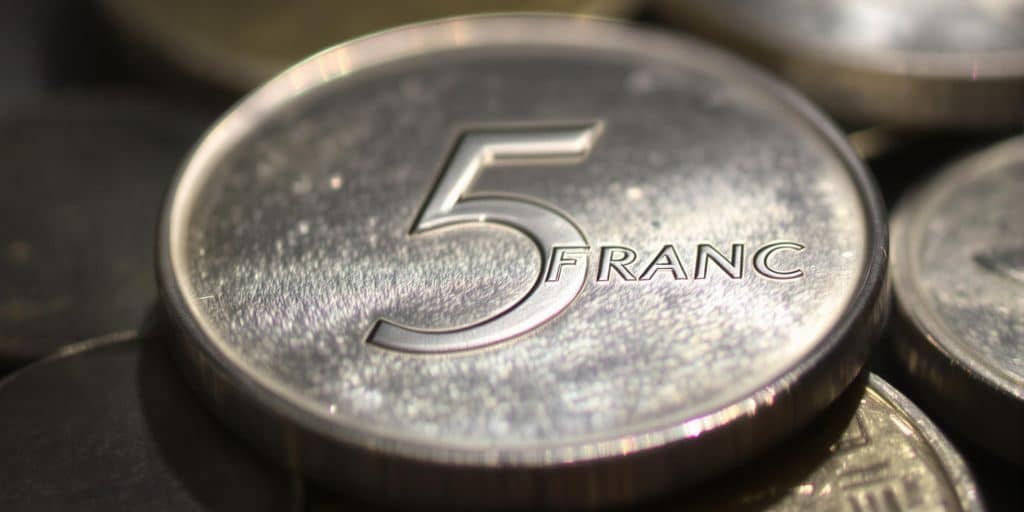 Une pièce de 5 francs en argent gros plan.