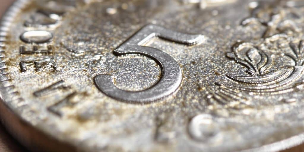 Gros plan sur une pièce de 5 francs en argent.