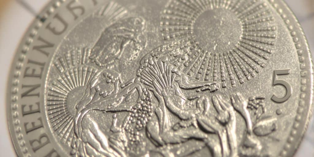 Une pièce de 5 francs argent Semeuse en gros plan.