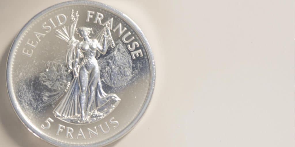 Pièce de 5 francs Semeuse argent sur fond neutre.
