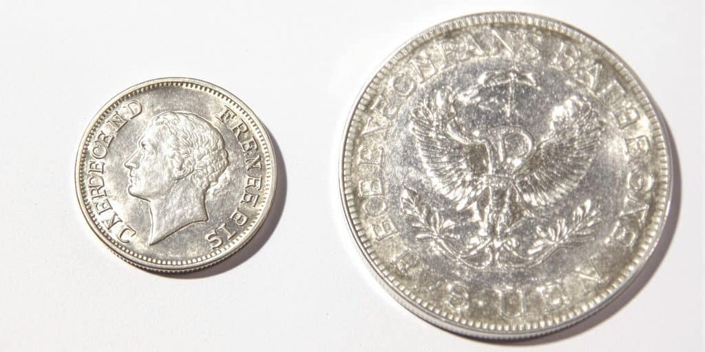 Pièces de monnaie françaises anciennes et modernes juxtaposées.