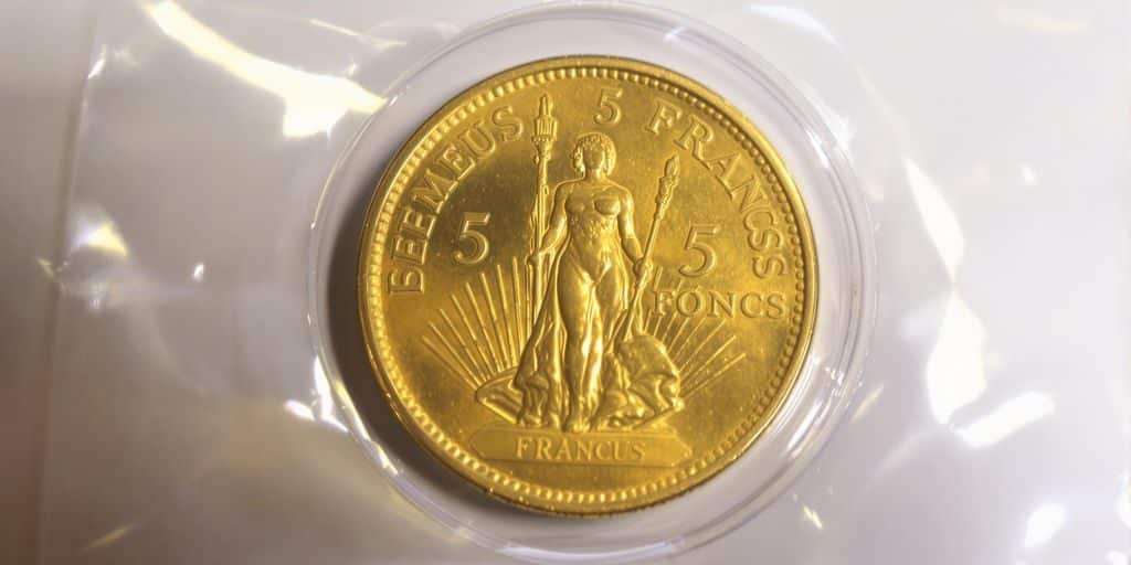 Une pièce de 5 francs Semeuse dorée et brillante.