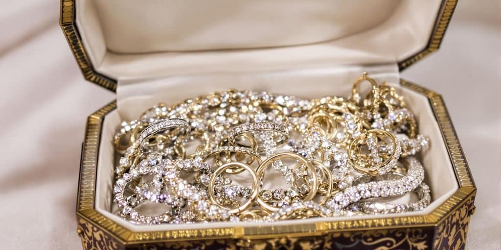 Bijoux scintillants dans un coffret sécurisé.