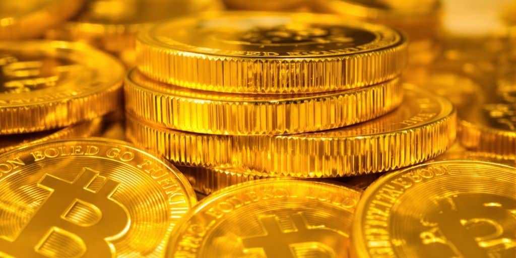 Dix pièces d'or brillantes empilées en gros plan.