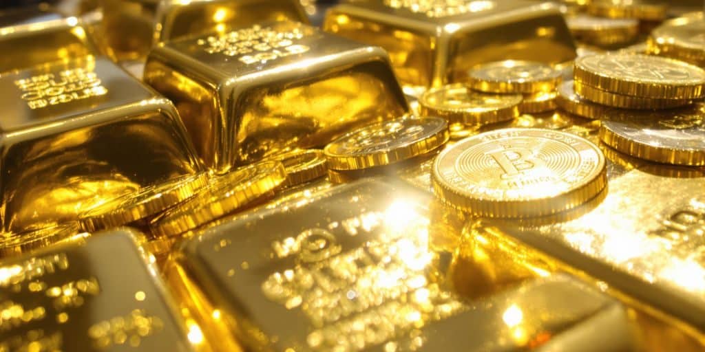 Lingots d'or et pièces d'or sur une surface réfléchissante.