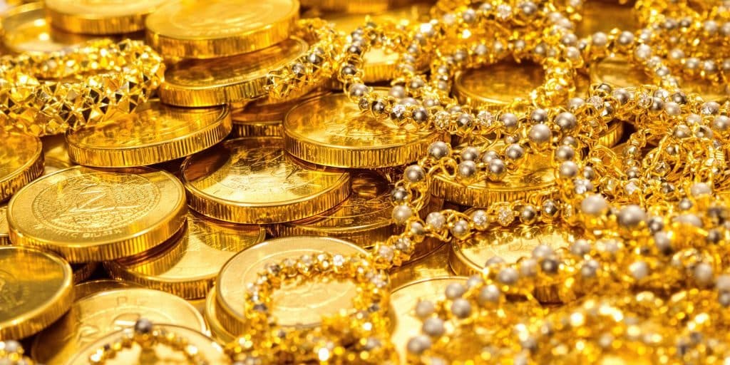 Pile de pièces d'or et bijoux scintillants.