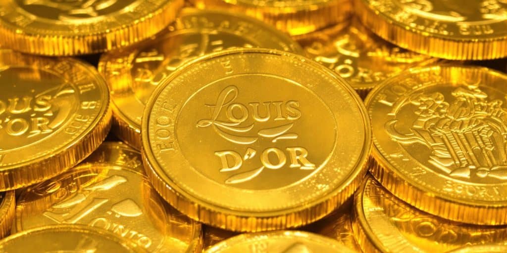 Une pile de pièces d'or Louis d'or.
