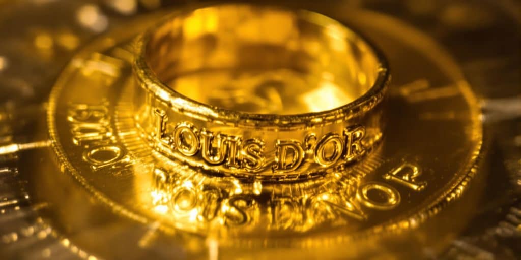 Bague Louis d'or dorée sur fond neutre.
