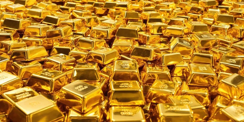Lingots d'or brillants empilés, sécurité et richesse.
