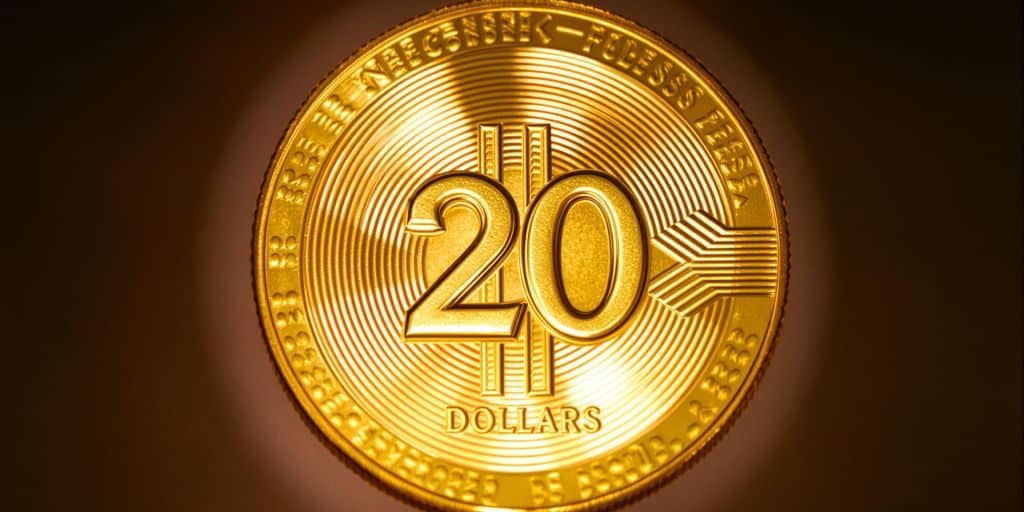 Une pièce d'or de 20 dollars brillamment éclairée.