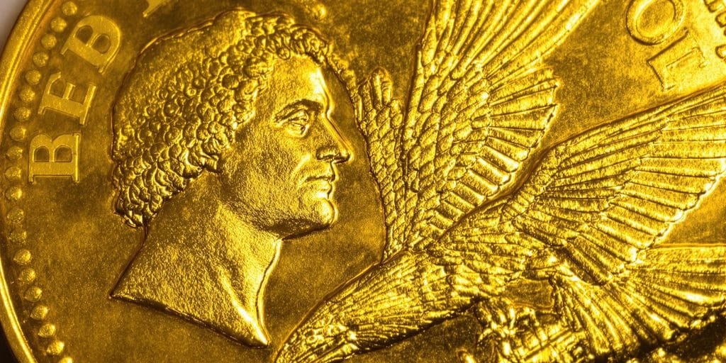 Un aigle et une figure féminine sur une pièce d'or.