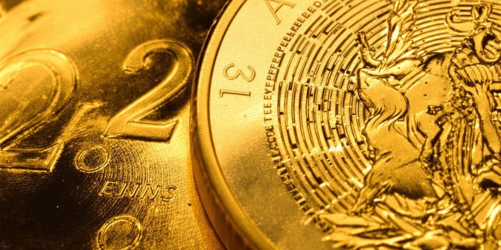 Pièces d'or américaines de 20 dollars côte à côte.