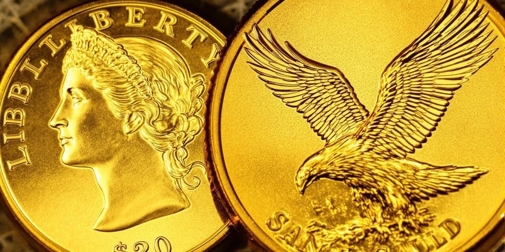 Gros plan sur les pièces d'or Liberty Head et Saint-Gaudens.