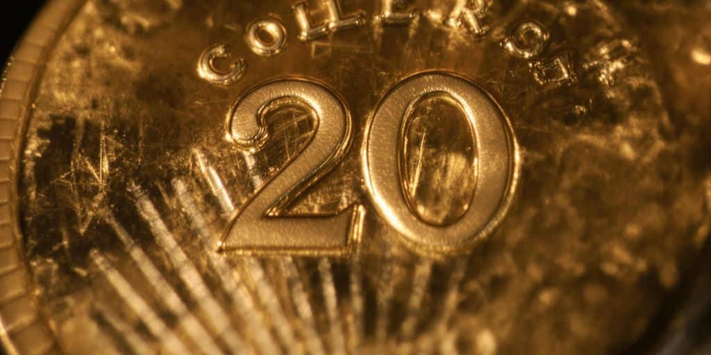 Une seule pièce d'or de 20 dollars américains, gros plan.