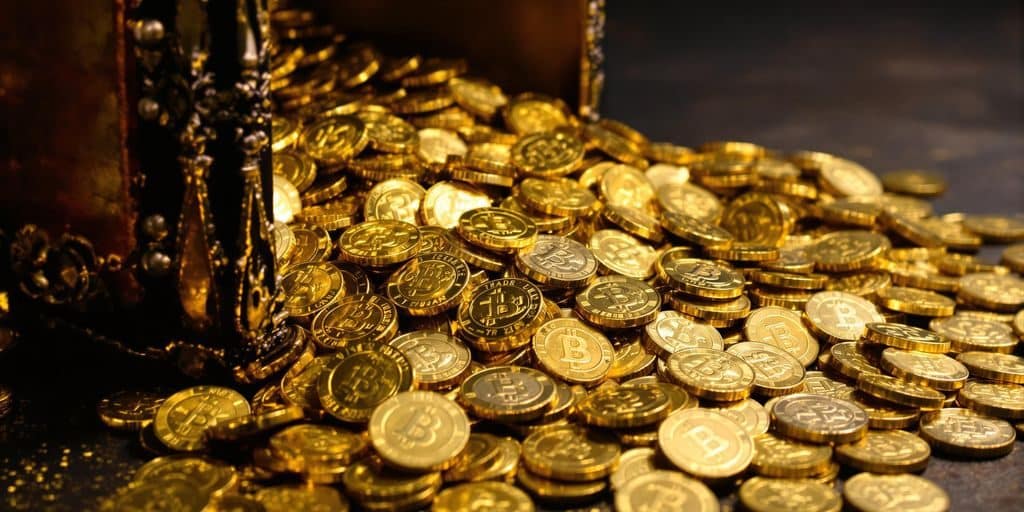 Pile de pièces d'or dans un coffre ancien.