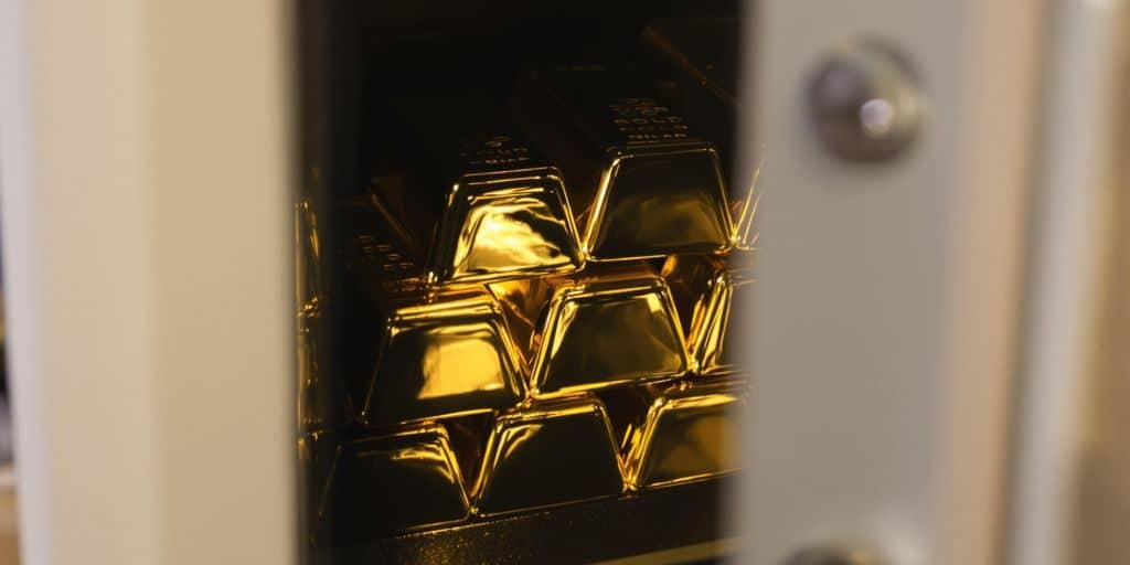 Pièces d'or dans un coffre sécurisé.