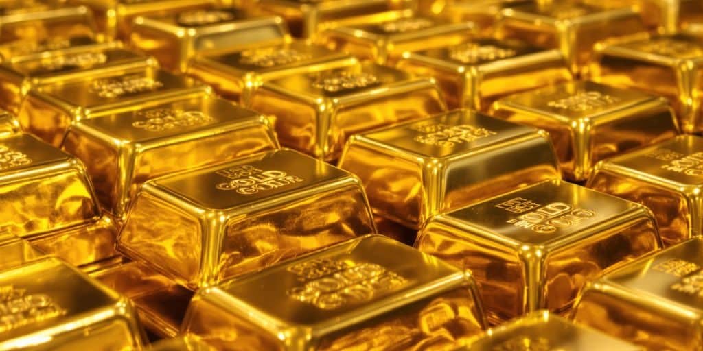 Une poignée d'or brillant reposant sur une surface sombre.