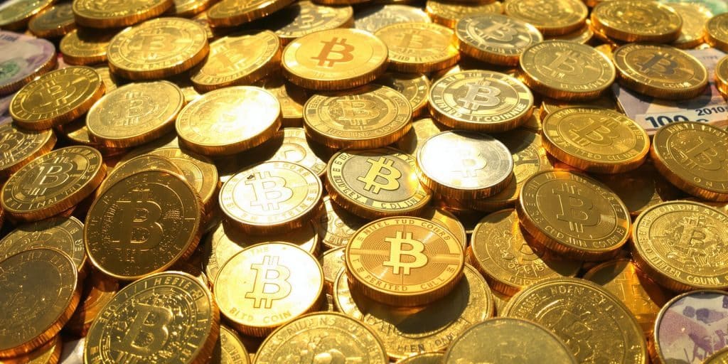 Montagne de pièces d'or et billets de banque.