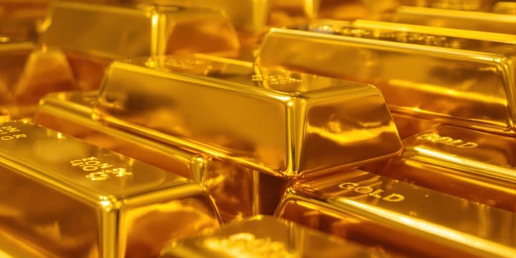 Lingots d'or polis dans une raffinerie.