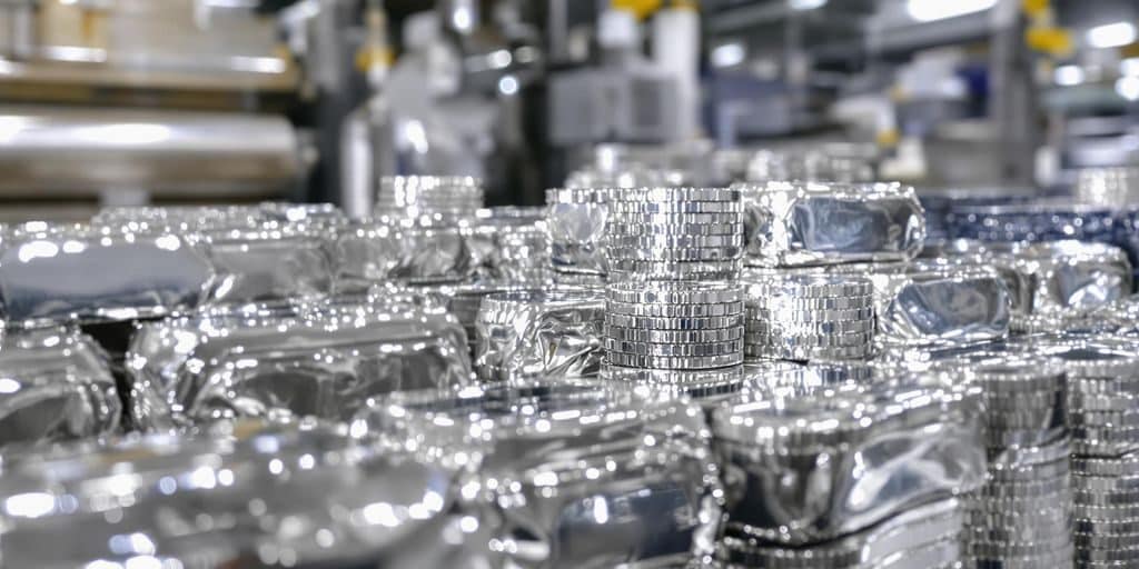 Lingots et pièces d'argent brillant dans une usine.