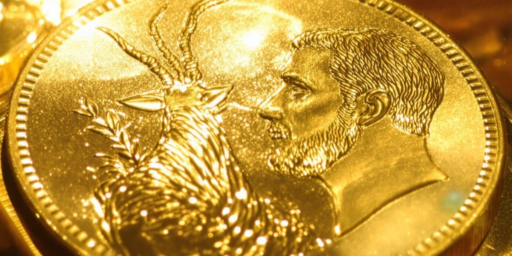 Pièce d'or Krugerrand brillante, gros plan, reflet du soleil.