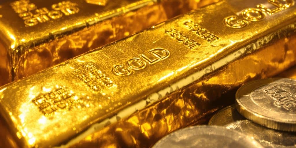 Lingots d'or et pièces d'argent brillaient sous la lumière.