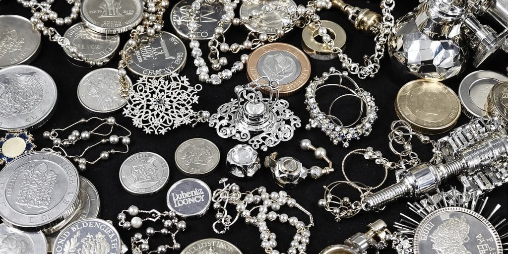 Argent utilisé dans diverses transactions et industries.