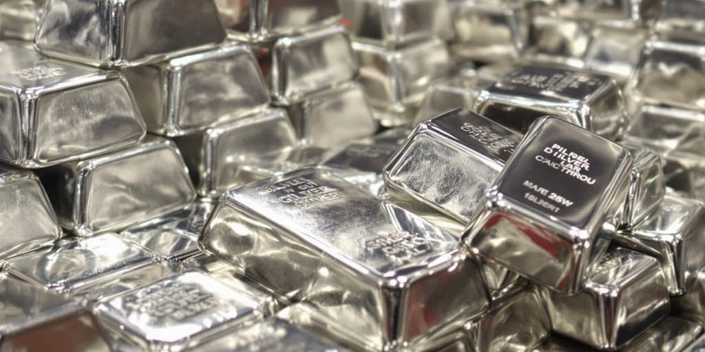 Lingots d'argent brillants sur fond sombre.