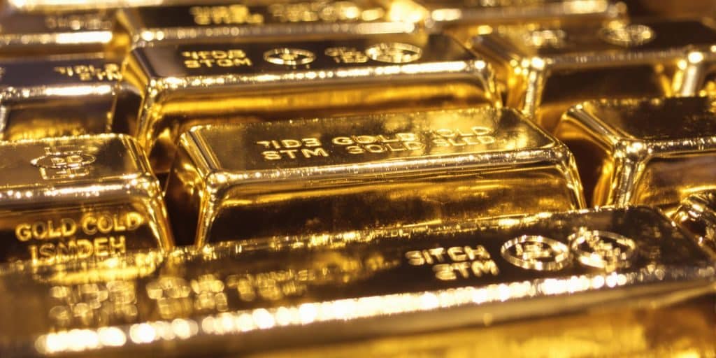 Lingots d'or brillants empilés