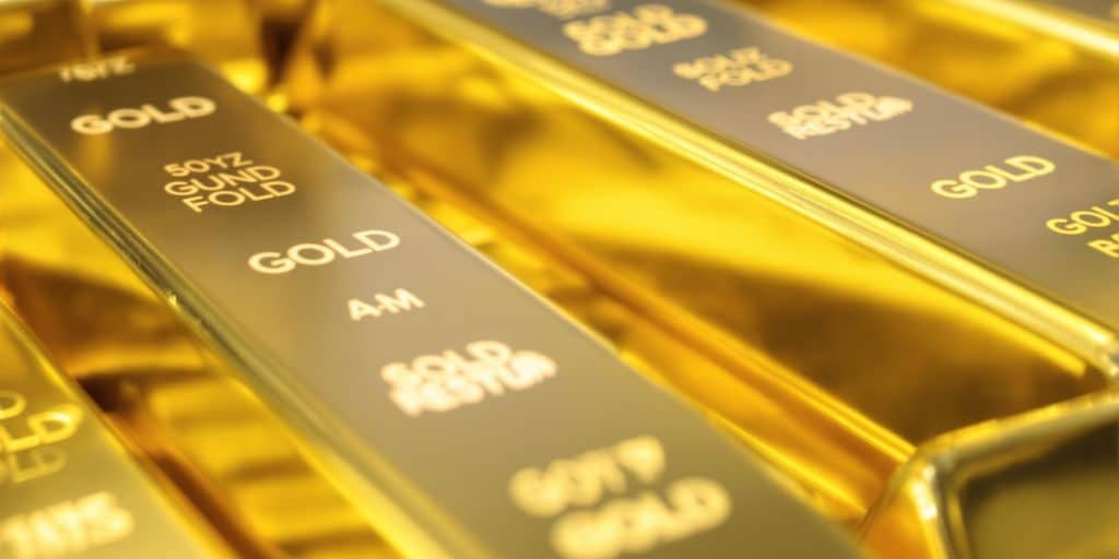 Lingots d'or brillants dans une pile.