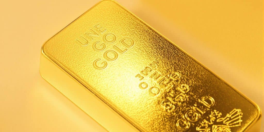 Lingot d'or brillant sur fond neutre.