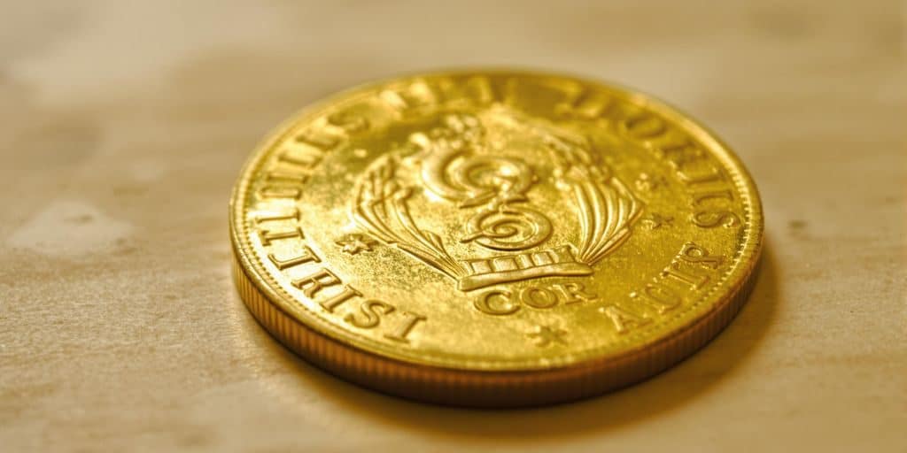 Une pièce d'or Louis d'or brille.