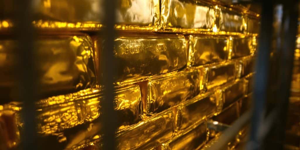 Lingots d'or dans une chambre forte.