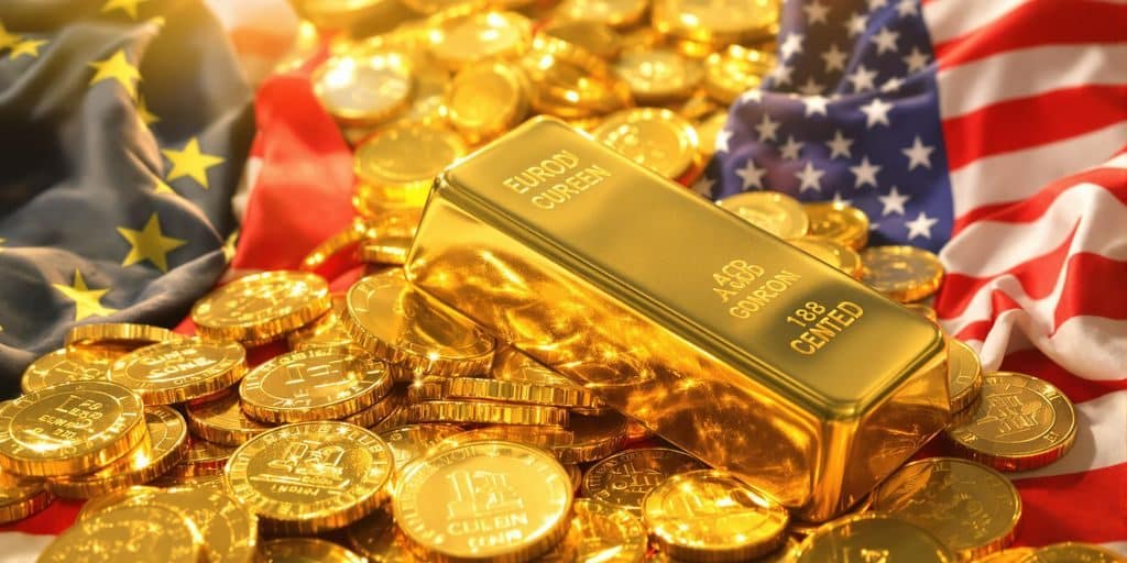 Lingots d'or et pièces dans des devises.