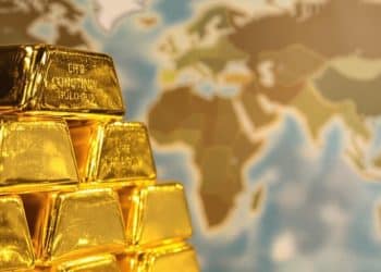 Lingots d'or et carte du monde floue.