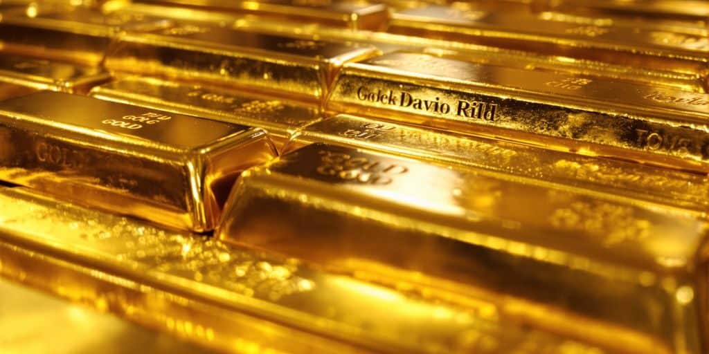 Lingots d'or brillants dans une lumière chaude.