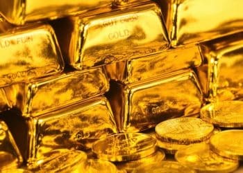Lingots d'or brillant et pièces d'or.