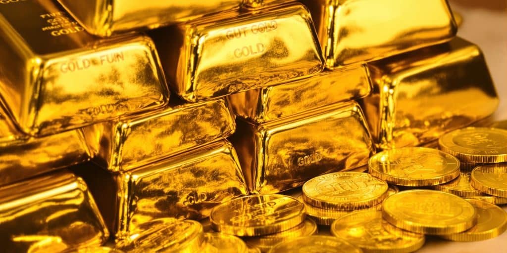 Lingots d'or brillant et pièces d'or.