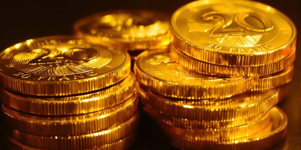 Pièces d'or de 20 francs suisses empilées.