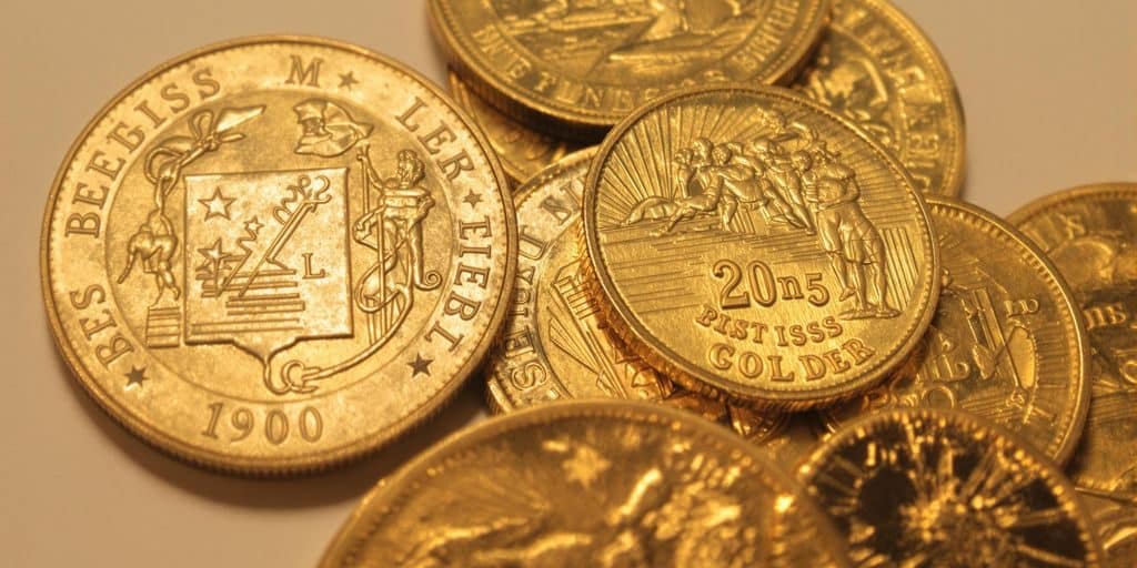 Pièces d'or suisses anciennes avec des détails complexes.