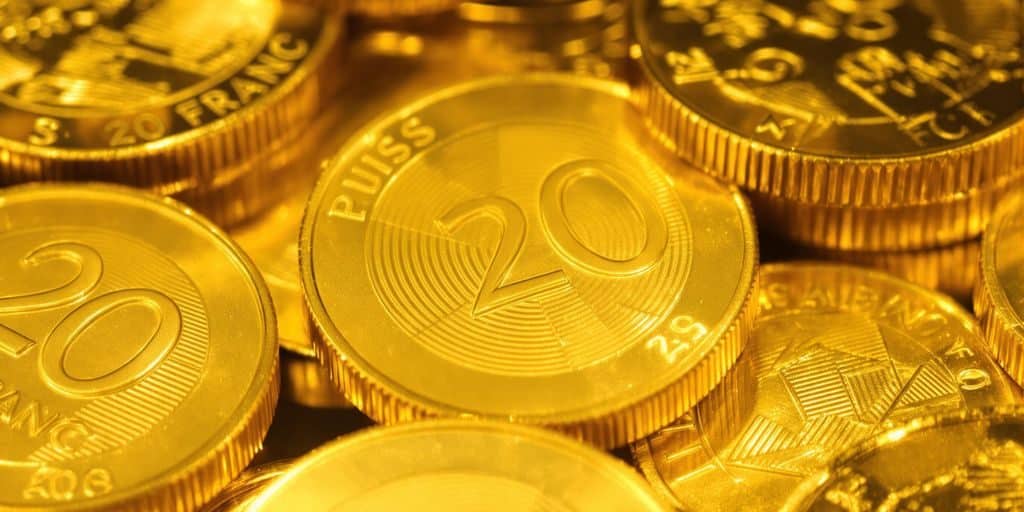 Une pile de pièces d'or suisses de 20 francs.