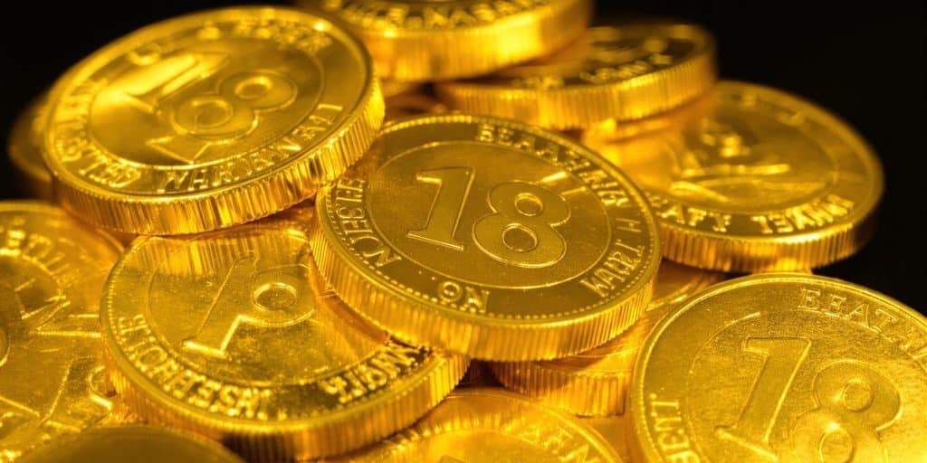 Pièces d'or brillance éclatante sur fond sombre.