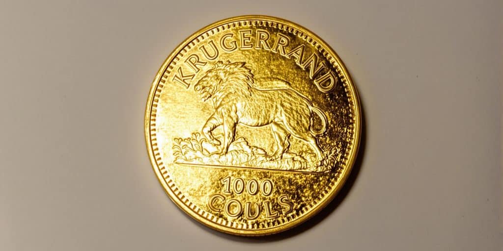 Pièce Krugerrand dorée en gros plan, brillance métallique.