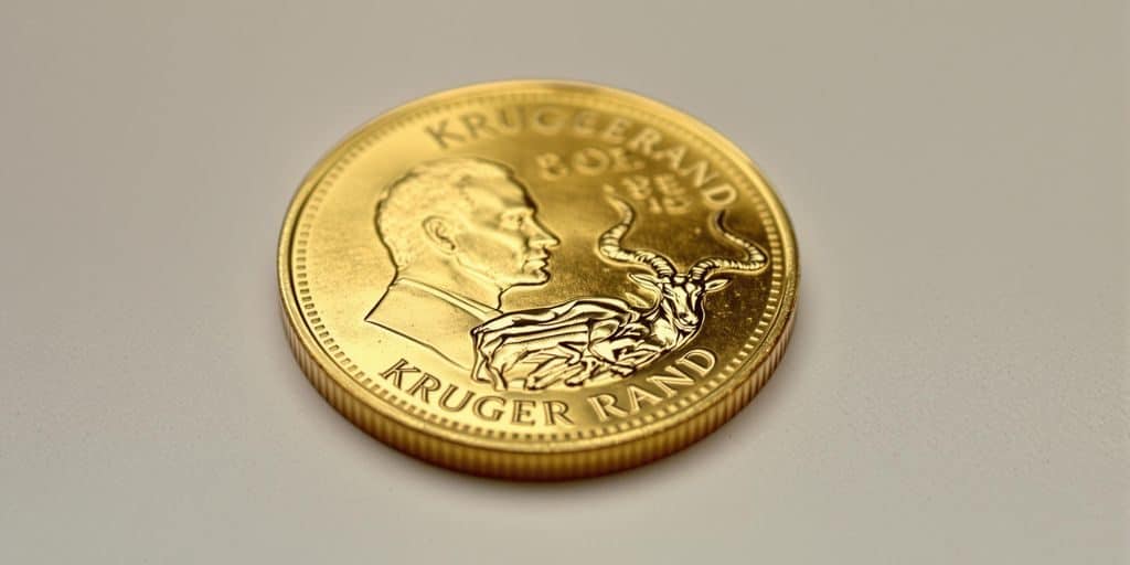 Pièce d'or Krugerrand brillante sur fond neutre.